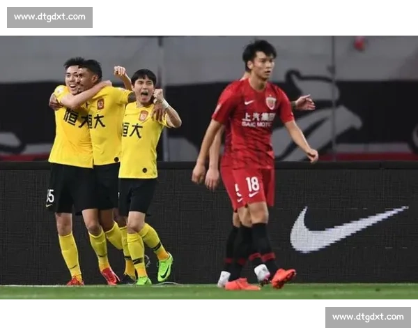 上港对阵恒大焦点大战比分走势解析与比赛全景回顾 上港对阵恒大焦点大战比分走势解析与比赛全景回顾